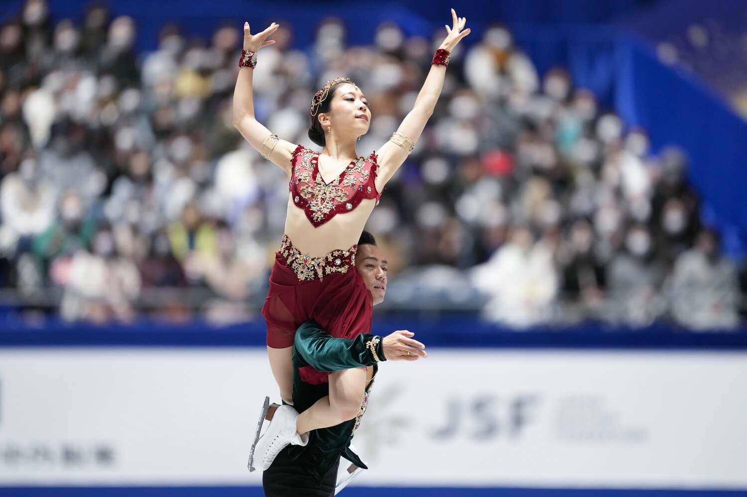 美しいリフトを実現させる、鞭のようにしなやかで強い村元の体(フリーでの演技)