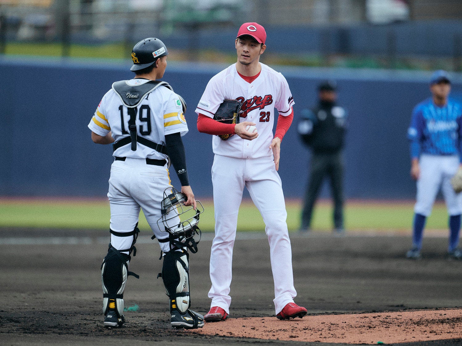 捕手と意志疎通を図る薮田　©Yuki Suenaga