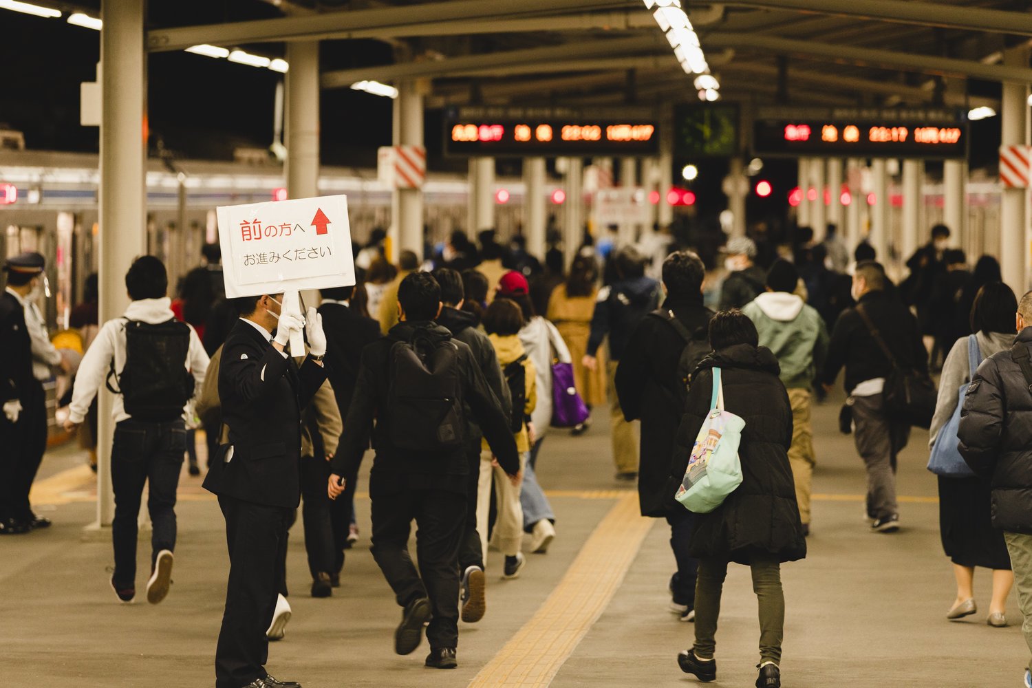 前方への乗車を促す駅員①
