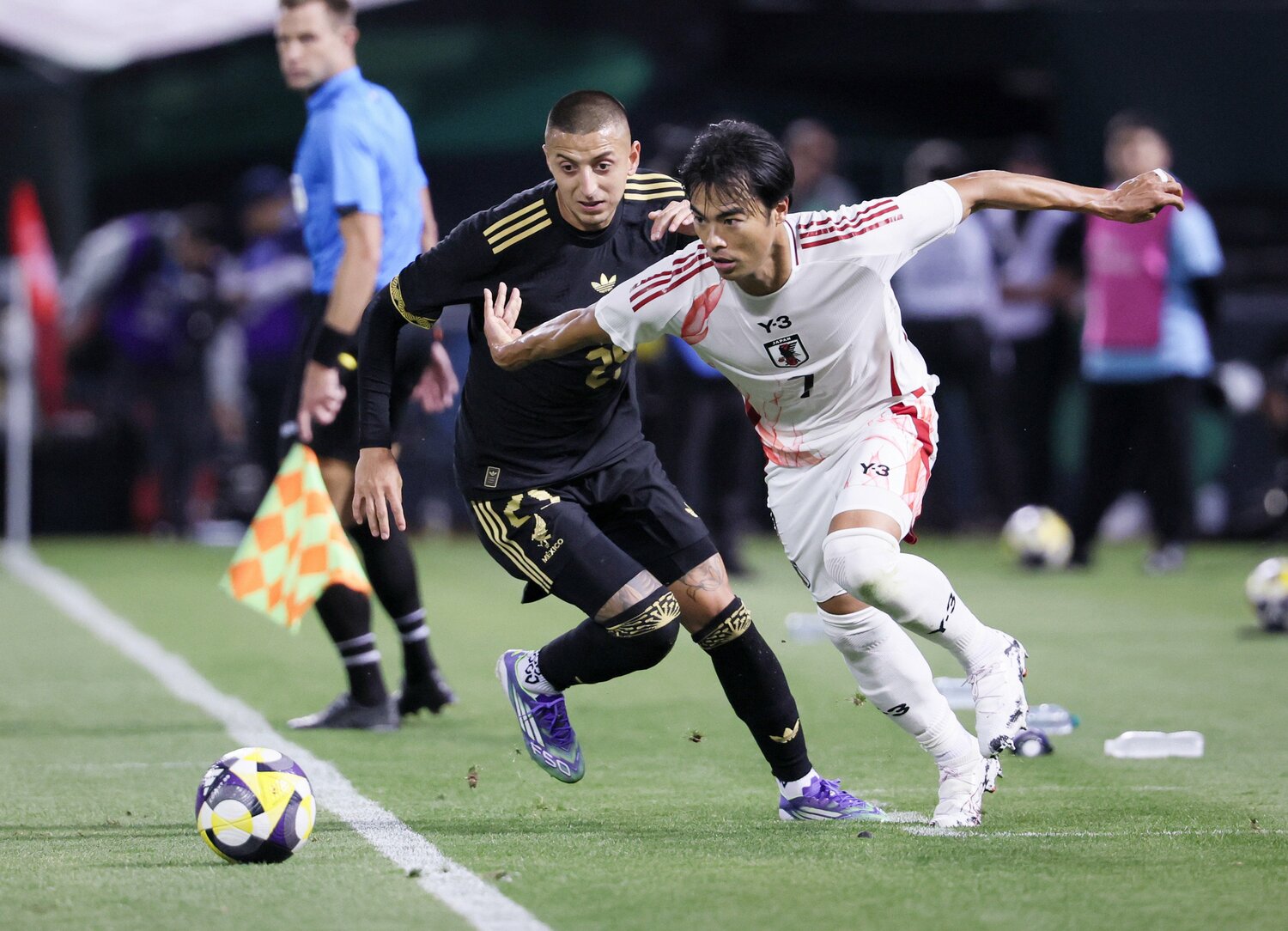 三笘、堂安らをウイングバックで起用するなら、攻撃をさせてこそシステムの強みが出せるはずだが……　©JIJI PRESS