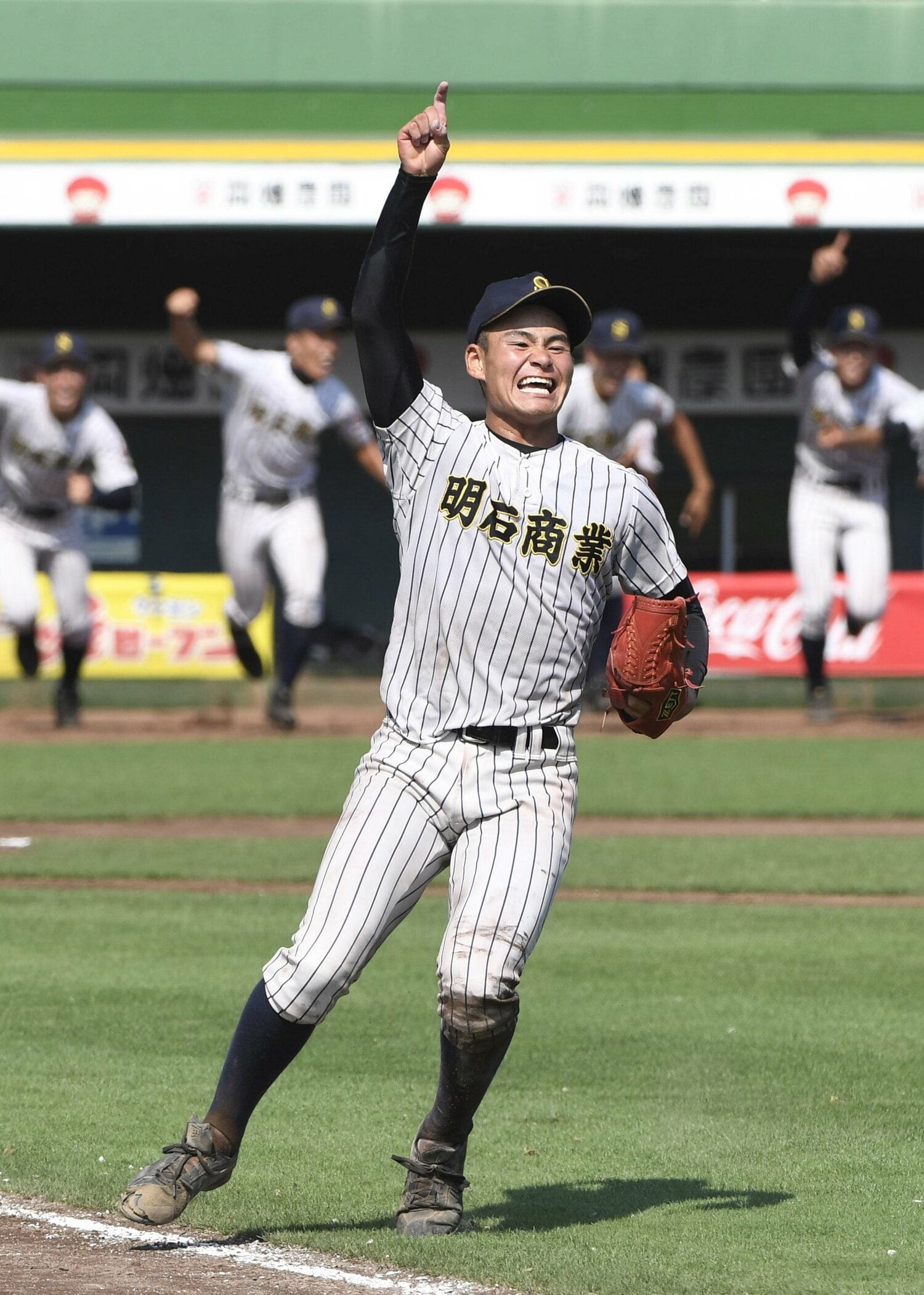 2年夏の兵庫大会決勝。神戸国際大附属高を相手に 1失点完投勝利した中森は右腕を突き上げる　©SANKEI SHIMBUN