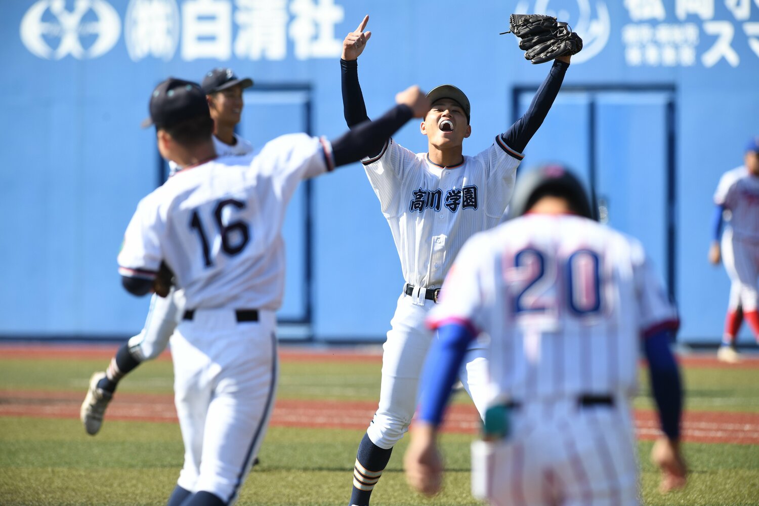昨秋の中国大会準決勝で勝利し、センバツ当確で喜びを爆発させる高川学園・木下瑛二 ©Kota Inoue
