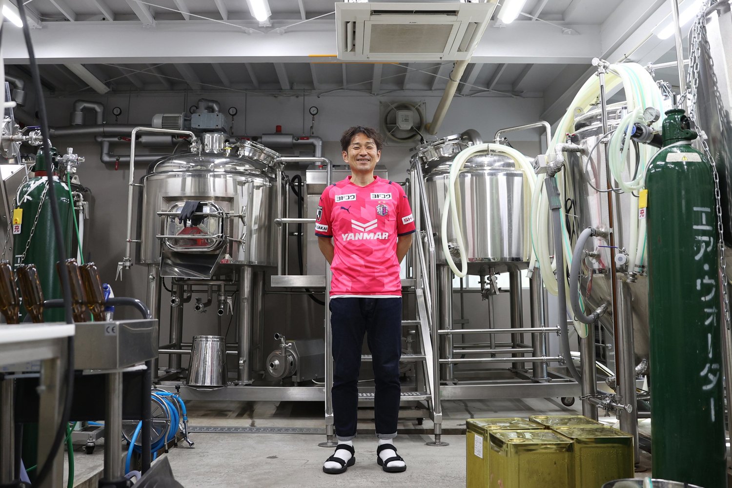 工場に立つ山崎さん