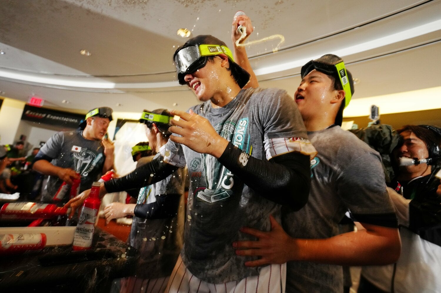 シャンパンファイトで歓喜の大谷翔平と村上宗隆　©Getty Images