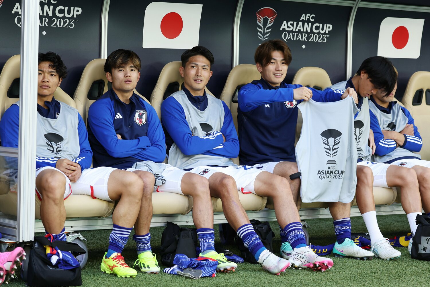 前半をベンチから見つめていた久保建英（左から2人目）は、トルシエ戦術の凄さを感じていた　©JIJI PRESS