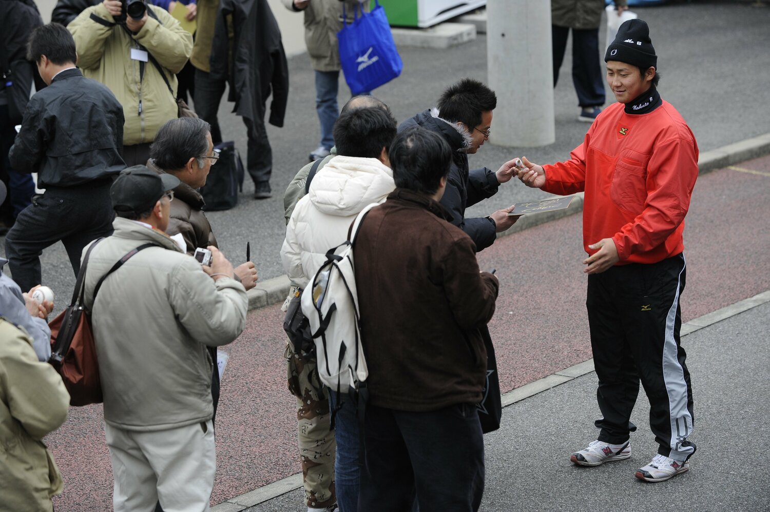 プロ1年目、サイン応対する中田翔 ©Takuya Sugiyama