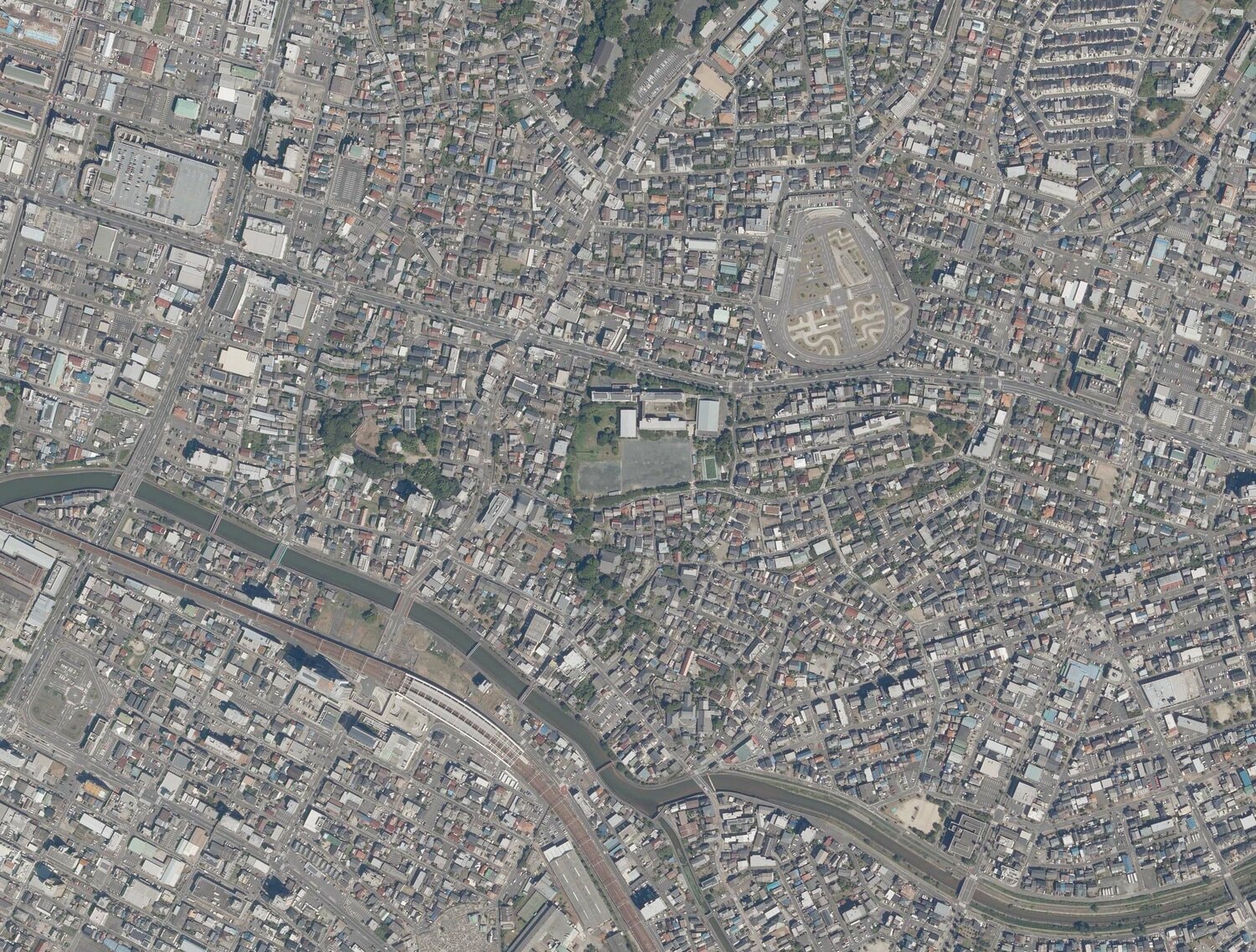 こちらは2020年に撮影された鳴海付近の航空写真。大きな野球場の土地の形はそのまま残っているように見えるが… 出典:国土地理院の空中写真