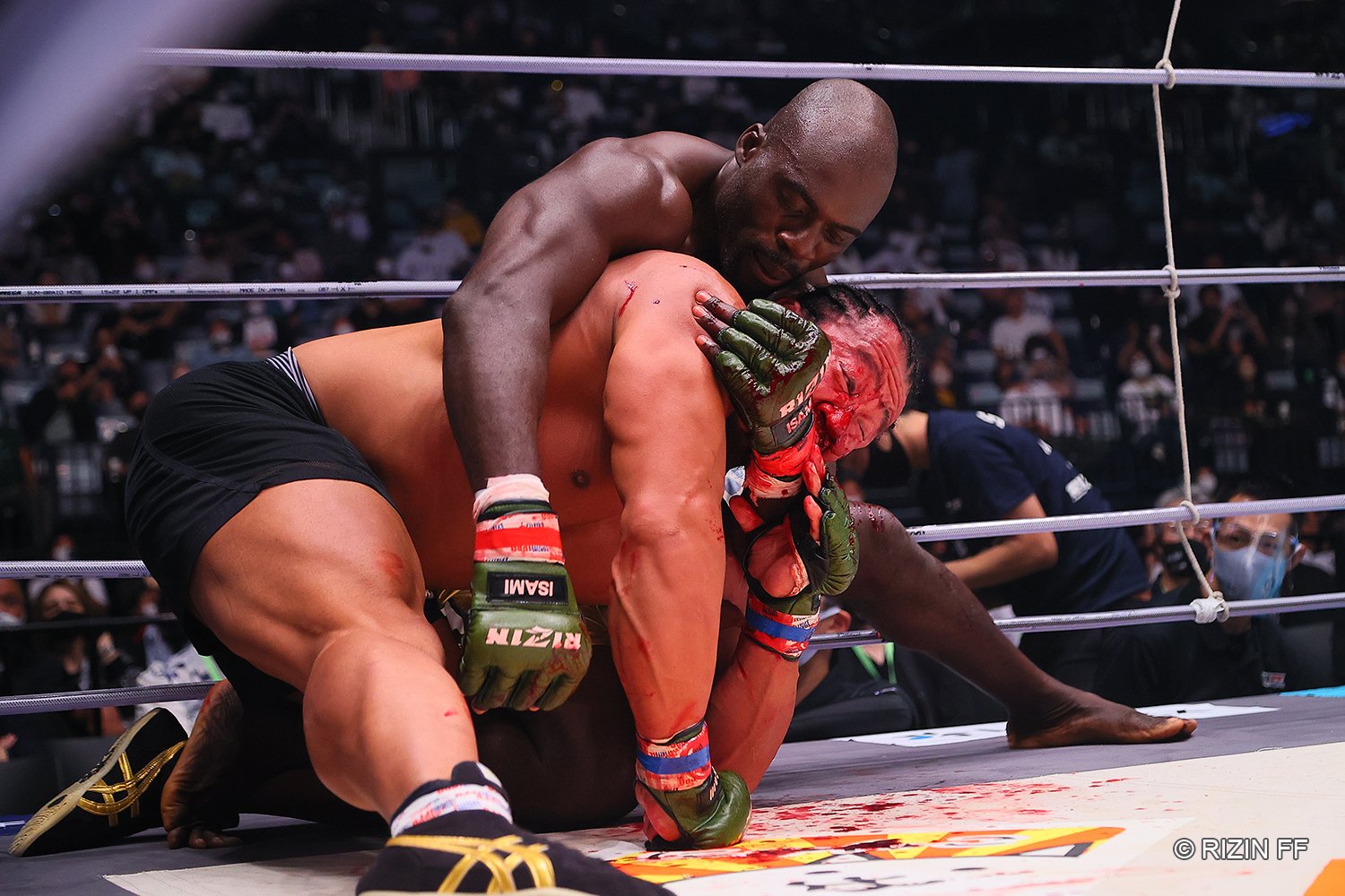 足を絡められながら、強引にチョークを極めにかかるボビー ©RIZIN FF