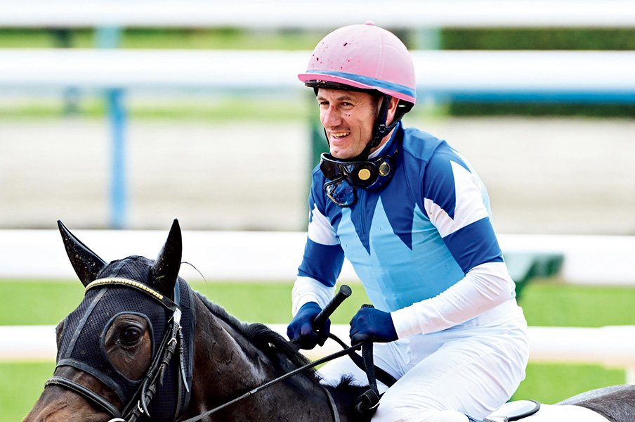 ミルコ・デムーロ「世界一の激戦区で心機一転。46歳で始めた大冒険」＜Number Web＞ photograph by AFLO