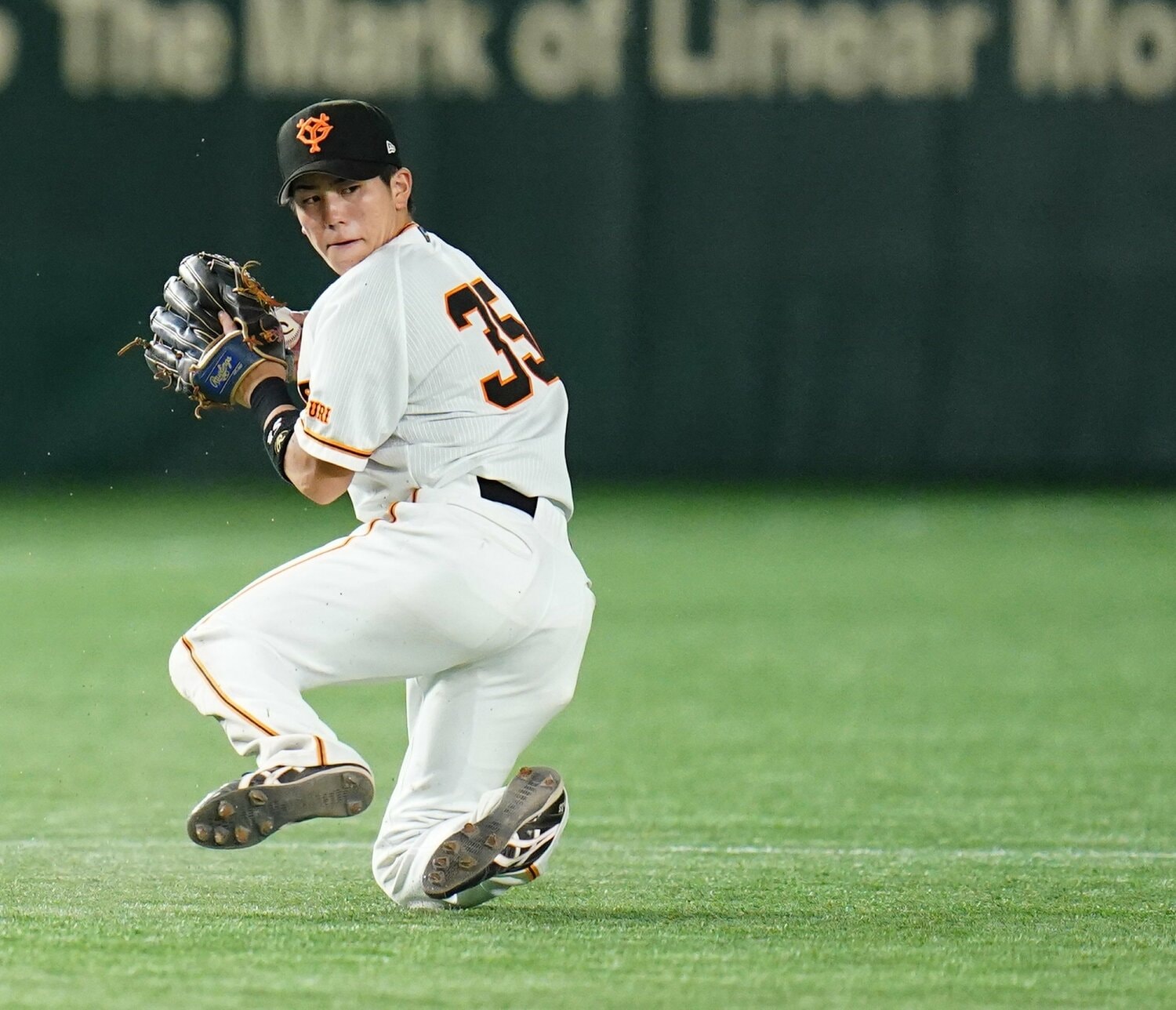 三塁守備で攻守を連発する巨人・門脇誠 ©︎SANKEI SHIMUBUN