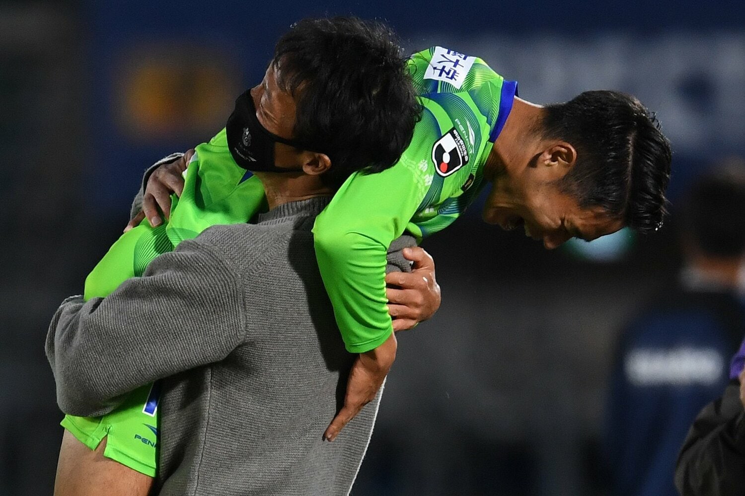 劇的な決勝ゴールを決めた横浜FC戦後、山口智監督に担ぎ上げられた山田直輝