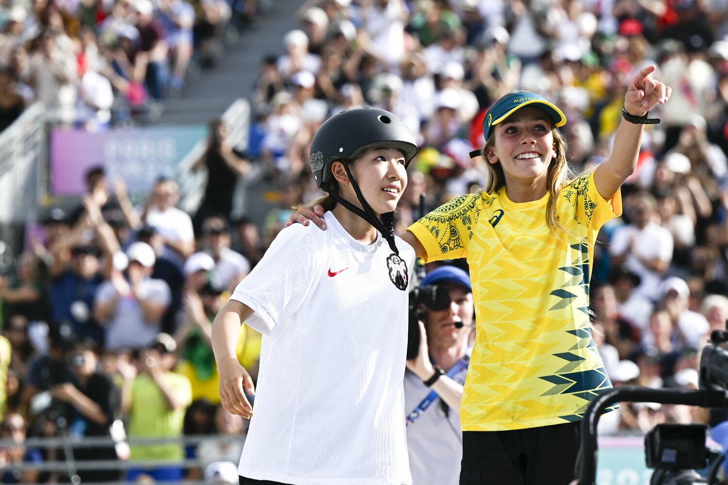 ベストトリック4本目、4位から一気に1位に。クロイ・コベル(オーストラリア)が祝福【3枚目/全3枚】 ©Asami Enomoto/JMPA