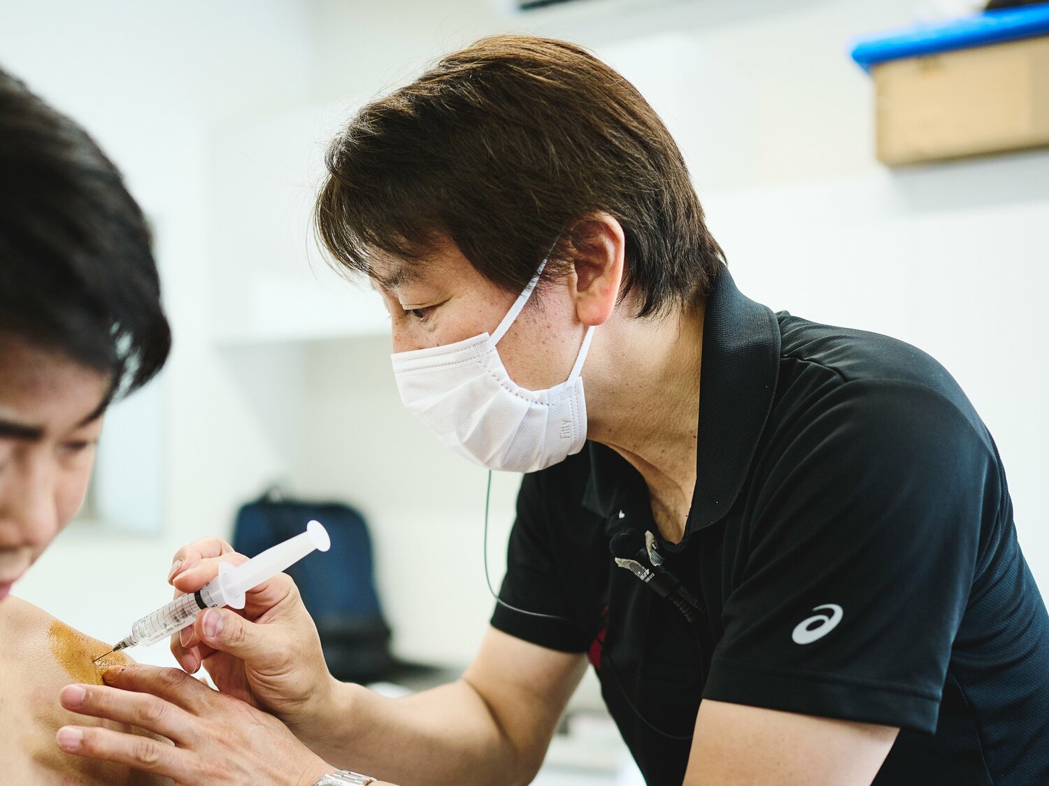 ケガそのものはほぼ治っているが痛みが残っていた選手。試合前に、痛み止めの注射を打つ