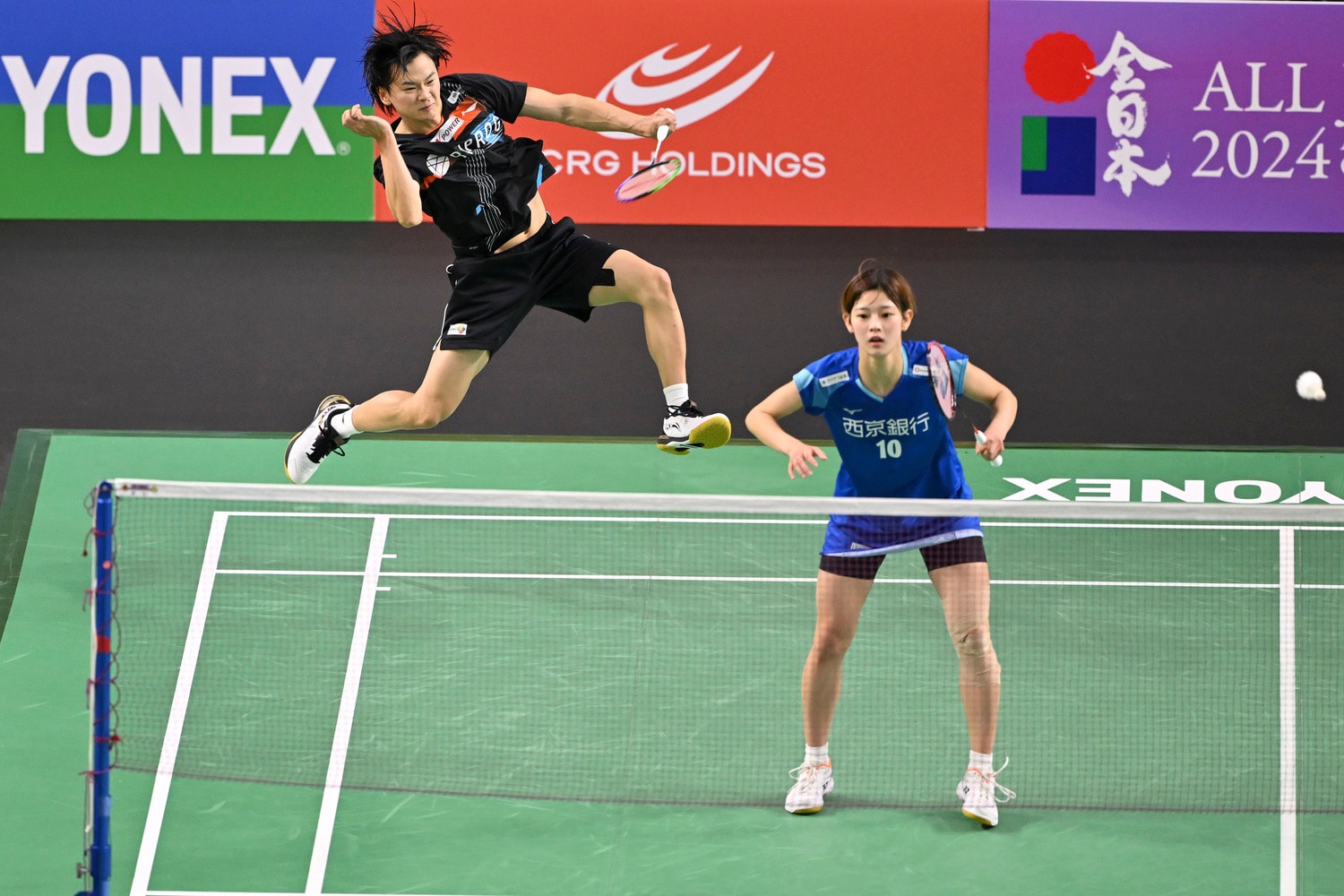 2024年12月の全日本バドミントンでプレーする渡辺・田口 ©Getty Images