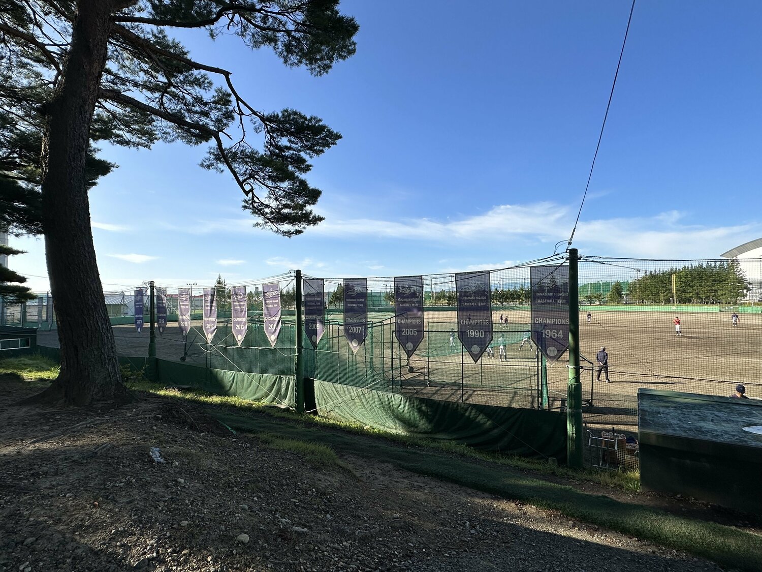 甲子園出場年を記す紫色のペナントがたくさん飾られている