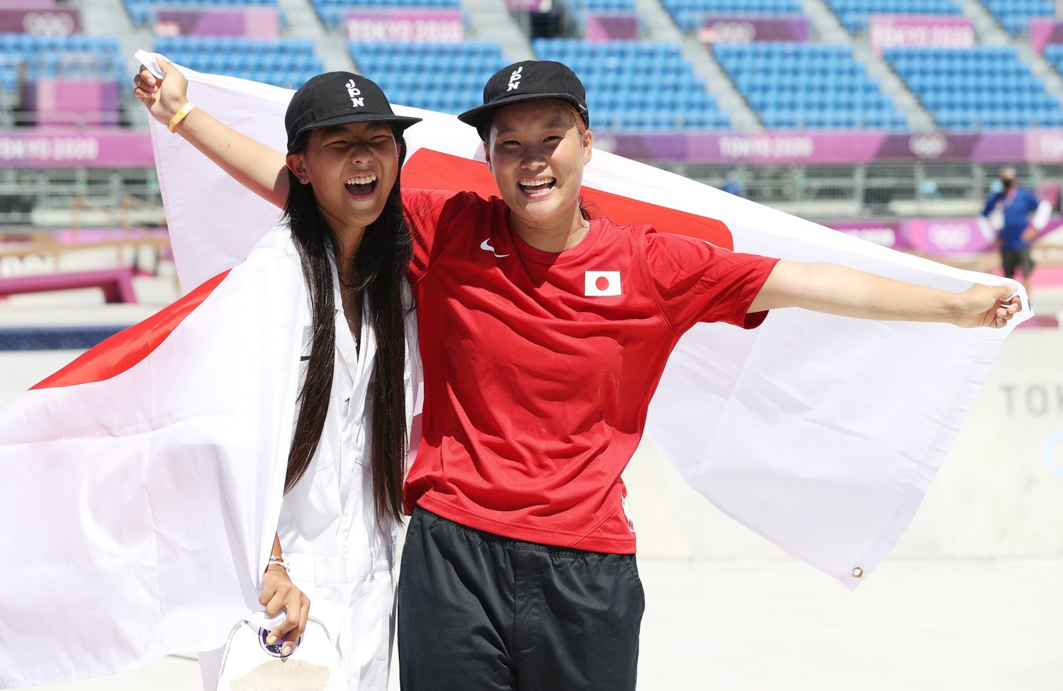 四十住さくら（右）と開心那（左）。東京五輪では女子だけでも4人の日本人メダリストが誕生した　©JIJI PRESS