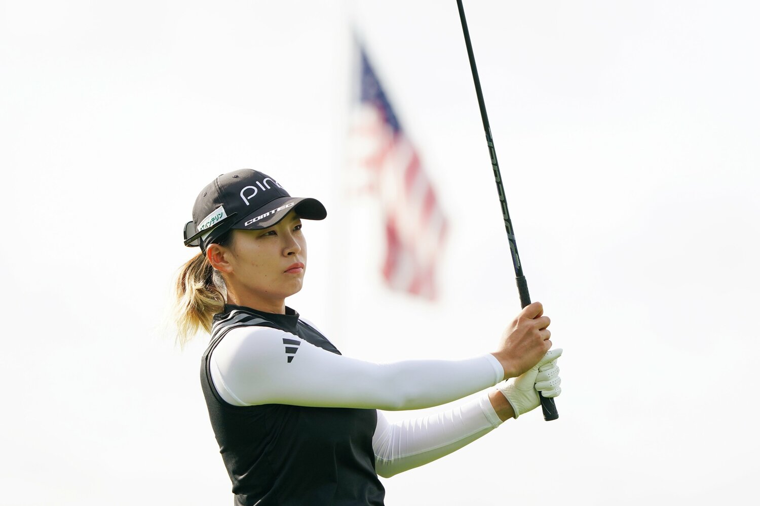 野球バットを持つように指を絡めずに10本の指で握る「テンフィンガーグリップ」で調整する渋野日向子（6月全米女子プロ）©︎Shizuka Minami