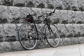 街中を走るに、ただただ“安心”のクロスバイク。そして、盗難に怯えることも、若干少なくなる。