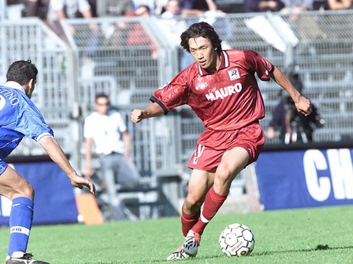 日韓W杯後、中村俊輔のセリエ挑戦。あの夏の南イタリアで感じた焦熱。＜Number Web＞ photograph by Getty Images