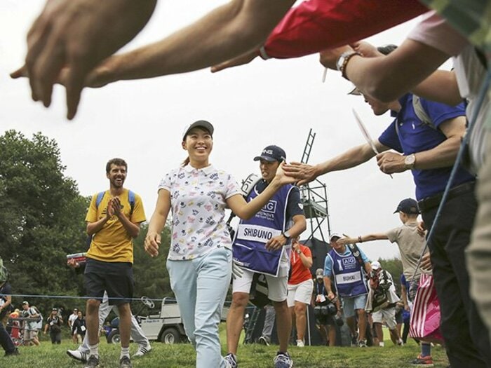 全英制覇・渋野日向子、笑顔の力。「見たことがない」米TVアナも驚愕。＜Number Web＞ photograph by KYODO NEWS