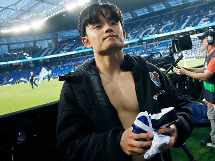 「久保建英が子供ファンにユニホームを」日本代表招集前のホーム最終戦で監督と別れ…5季連続欧州カップ戦は「ソシエダでの奇跡的な時」だった＜Number Web＞ photograph by Daisuke Nakashima