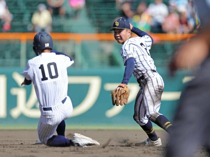 素手捕球にグラブトスまで…今年の甲子園“二遊間が上手すぎる”問題　関係者が明かしたその「納得のワケ」は？「ツーランクは上手くなっている」＜Number Web＞ photograph by Sankei Shimbun