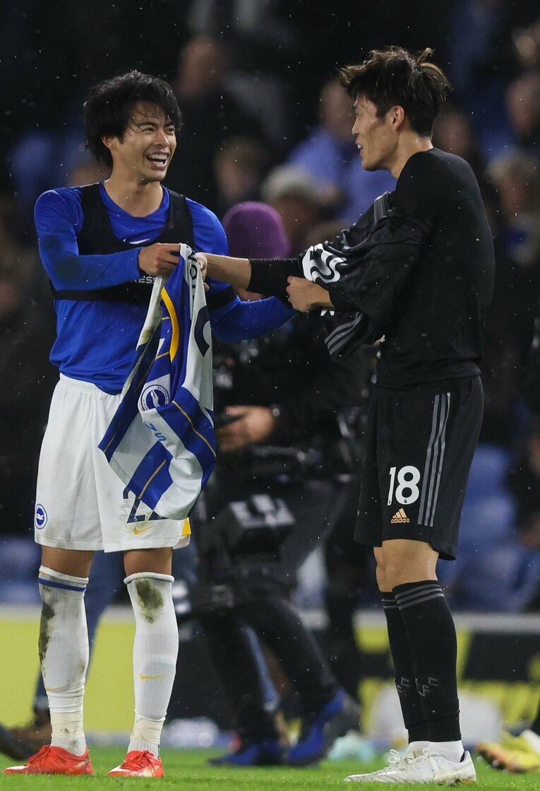 写真は昨季のもの。1月1日のブライトン対アーセナル。三笘薫と冨安健洋がマッチアップし、試合後に2人は笑顔でユニフォーム交換をした　©AFLO