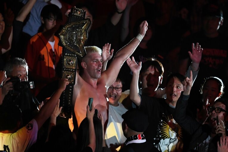 両国国技館の枡席で戴冠を祝うザック　©Masashi Hara