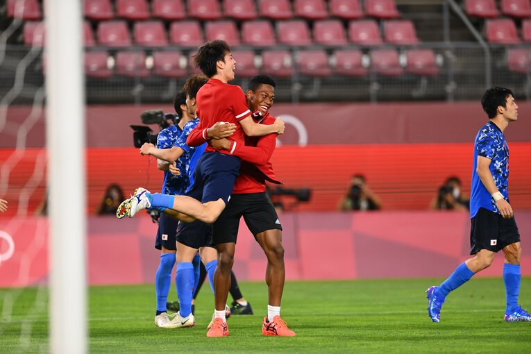 「22人のメンバー」として戦った鈴木彩艶を筆頭に「パリ世代」にも期待がかかる　©JMPA