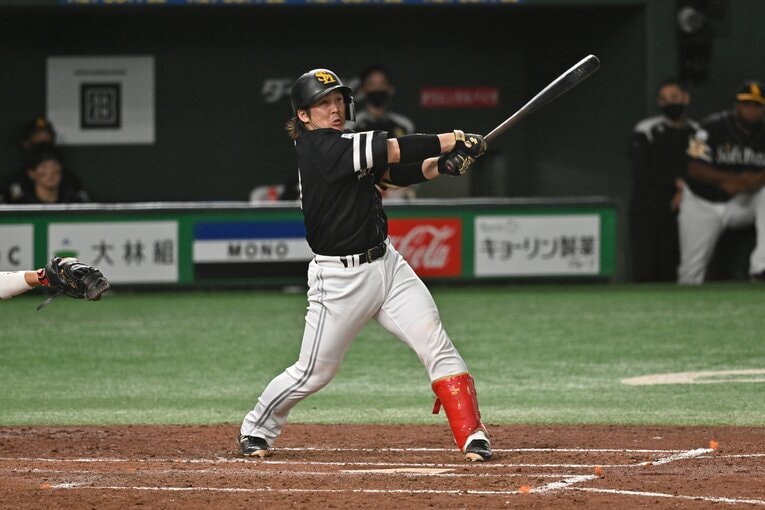 大事な場面でしぶとく右に運ぶ打撃を見せることが多いソフトバンクの甲斐　©︎Hideki Sugiyama