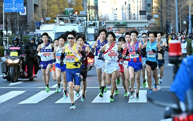 集団から飛び出す新田　©JIJI PRESS