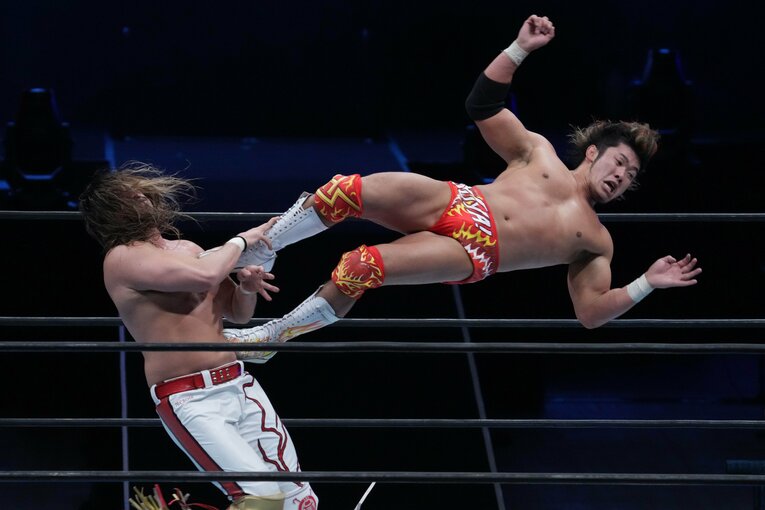 瞬発力のあるドロップキックを放つ上村優也　©Essei Hara