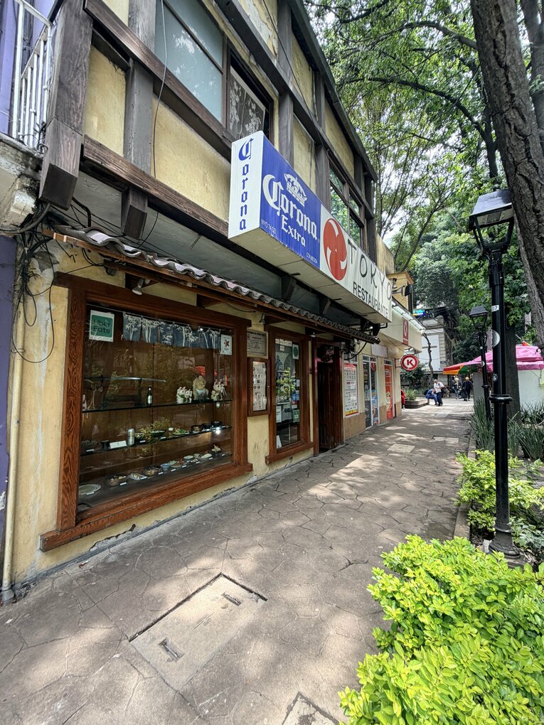 メキシコシティにあった日本料理店（写真は右に続きます）　©Kiichi Matsumoto