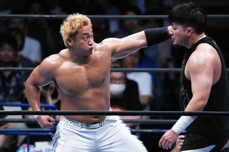 「成田、目を覚ませ」と成田蓮を殴る海野翔太　©Essei Hara