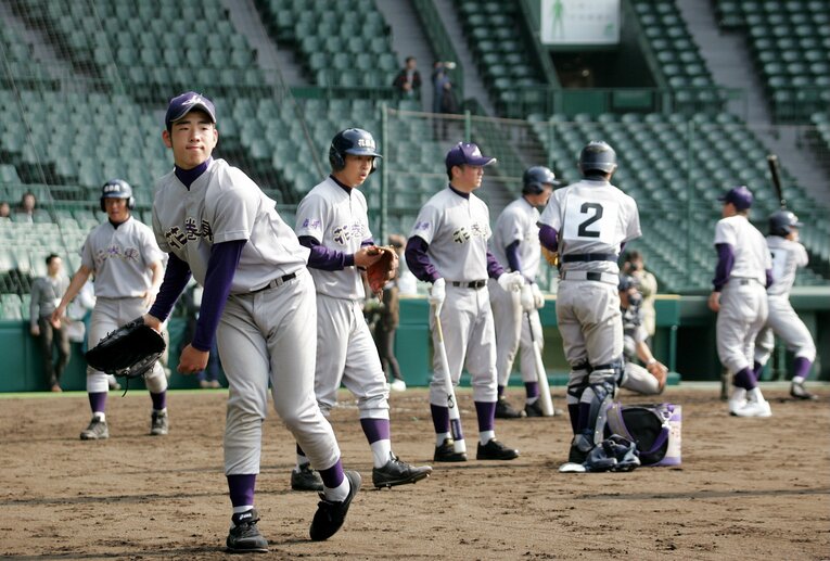 甲子園でグラウンドの感触を確かめながら練習をする菊池雄星投手（左から２人目）ら花巻東高ナイン（2009年撮影）　©JIJI PRESS