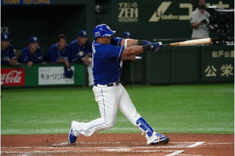 ビシエドの豪快スイング（2／4枚目、2020年撮影）　©Hideki Sugiyama