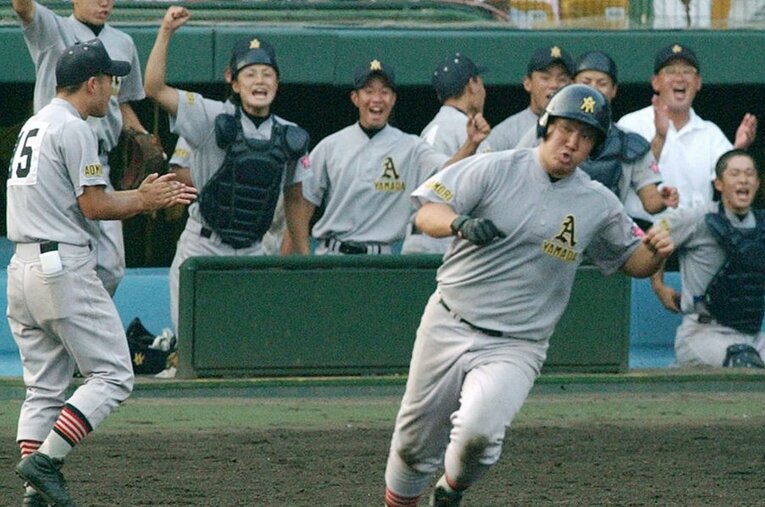 2005年夏の甲子園でホームランを放ち、ガッツポーズを見せる青森山田の柳田将利。ドラフト1位でロッテに入団するも、わずか3年でプロ野球界を去った ／ photograph by KYODO