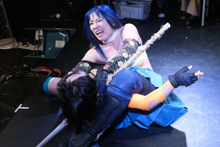 1月16日、プレ旗揚げ戦での世羅vs藤田（クリックすると「この記事の写真」にとびます。流血等の過激な画像を含みますのでご注意ください）