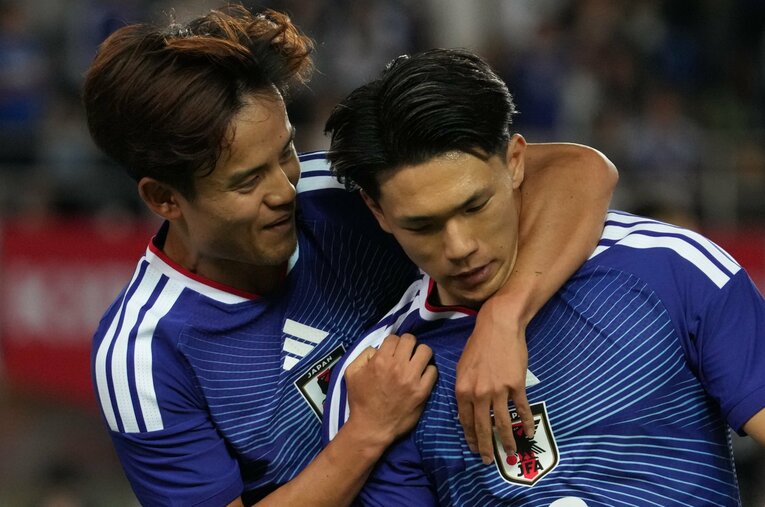 ウルグアイ戦、決勝ゴールの塩貝健人を笑顔で祝福する久保建英 ／ photograph by Masashi Hara/Getty Images