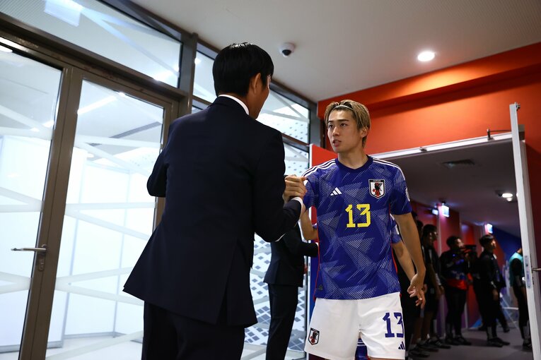 森保一監督からピッチに送り出される中村敬斗　©︎JFA/AFLO