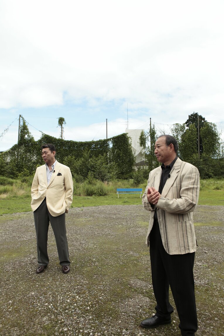 伊東キャンプの跡地を江川（左）と西本が訪れた貴重なカット（2009年）　©Tadashi Shirasawa