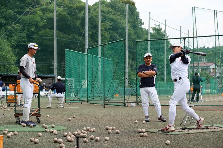 慶應大・堀井哲也監督からマンツーマン指導を受ける清原正吾 ©Shigeki Yamamoto