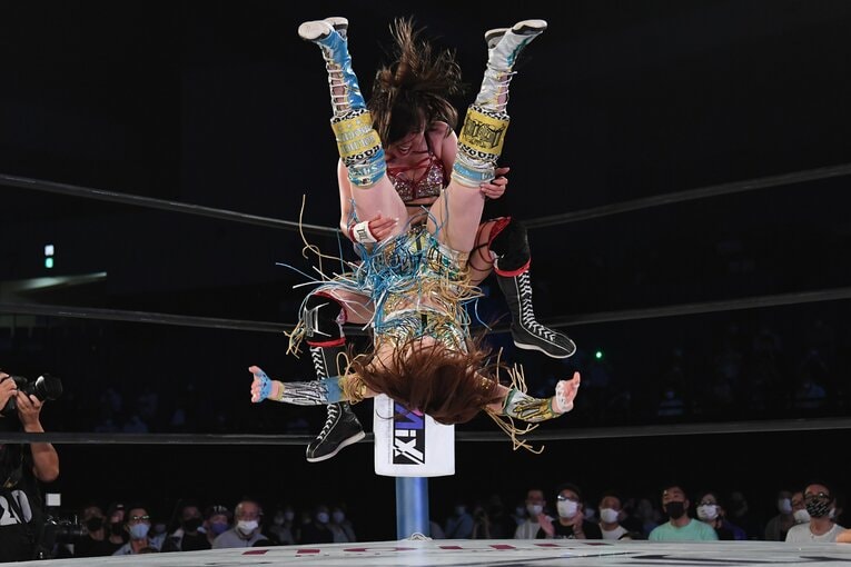 上谷沙弥の雪崩式フランケンシュタイナーを捕獲し、雪崩式パワーボムを放つひめか