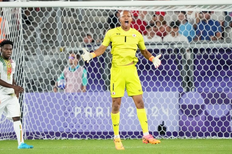 小久保玲央ブライアンの“事実上PKストップのち川崎颯太とハグ”（全5枚中の3枚目） ©Getty Images