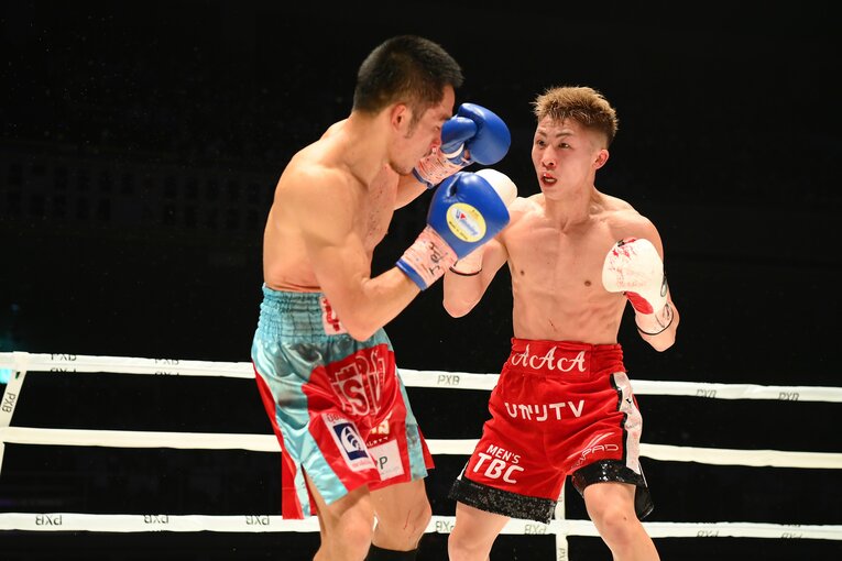 よろめくディパエンを追撃する井上　©PXB PARTNERS