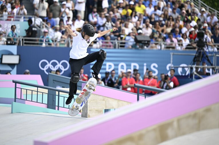 160cmの身体を目いっぱいに使ったトリックを決めた14歳の吉沢　©Asami Enomoto／JMPA