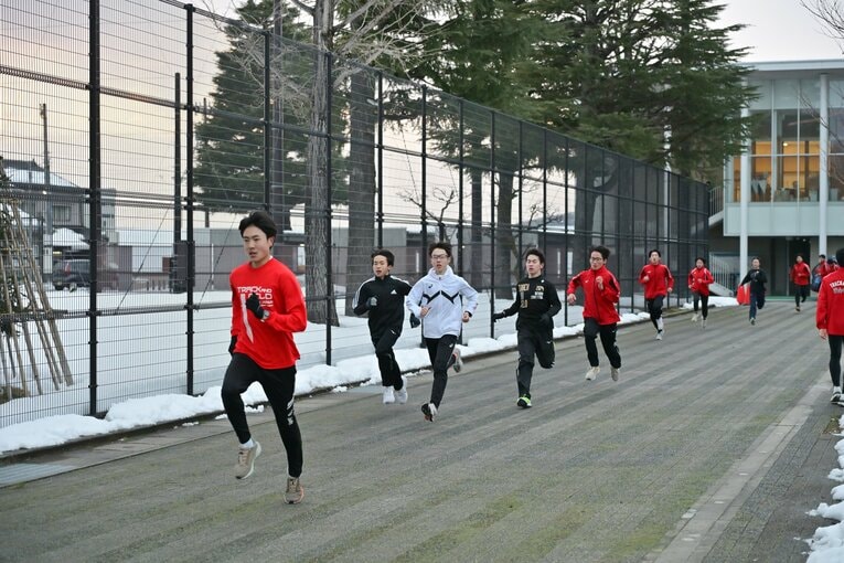 練習時間が短いため、長距離でも100mのインターバルなど短い距離で高強度の練習が軸になる　©Hideki Sugiyama