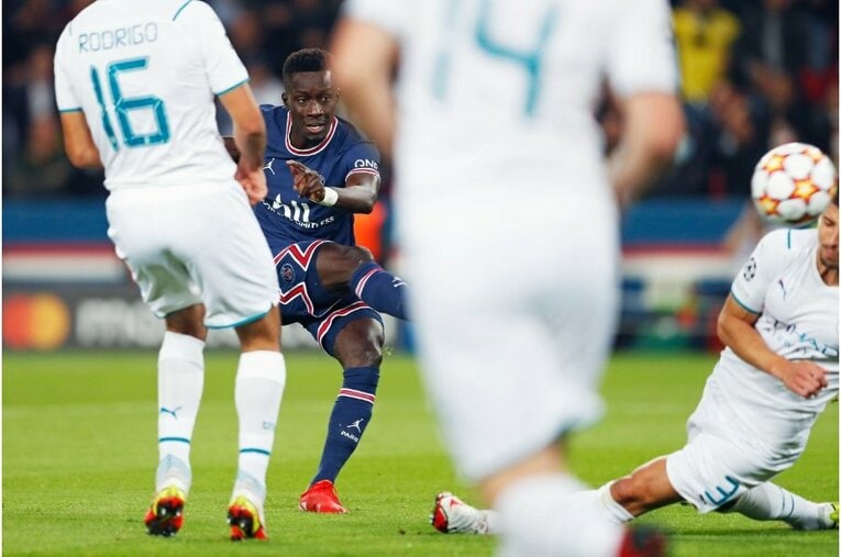 「PSGメッシ」の初得点と“FKの壁で寝転び”、ネイマールとの友情を撮った… 18歳のバルサ新10番ファティも復活〈激写〉(26)