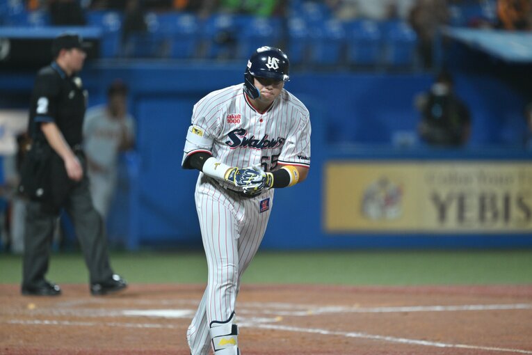 王貞治に並ぶ55号本塁打。スタンドインをみて手を叩き走り始める　©︎Hideki Sugiyama