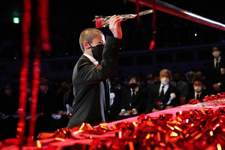 リングに献花する猪木の孫・猪木尚登さん